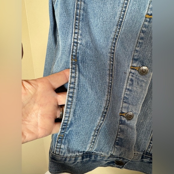 Austin Clothing Co. women’s jean jacket with 4 pockets on front. Size Medium - Picture 7 of 8